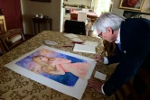 Milo Manara signe un dessin qu'il a fait de Brigitte Bardot, à Vérone le 13 mai 2016