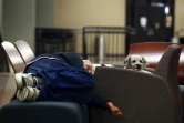 Un homme dort sur un lit de fortune, dans un refuge pour les personnes évacuées de Fort McMurray, au Canada, le 5 mai 2016