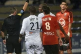 Le défenseur lorientais François Bellugou (d), exclu lors du match face à Montpellier au stade du Moustoir, le 6 février 2016