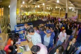 Des centaines de personnes font la queue pour acheter le dernier volume des aventures de Harry Potter de J.K Rowlings, dans une libraire à Mexico, le 16 juillet 2005