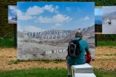 Un homme regarde un cliché du photographe iranien Hashem Shakeri, exposé le 3 juin 2022 à La Gacilly (Morbihan) dans le cadre de la 19e édition du festival photo en plein air de la commune