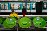 Des autocollants "Pour votre santé, laissez ce siège libre" dans une station de métro, le 29 avril 2020 à Paris