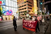 Des manifestants protestent contre la tenue des jeux Olympiques, le 17 mai 2021 à Tokyo 