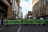 Des militants d'Extinction Rebellion manifestent devant les bureaux de JP Morgan à Glasgow, en pleine COP26, le  2 novembre 2021