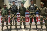 Photo prise et diffusée le 14 mai 2025 par la Force de sécurité des frontières indienne (BSF) montrant le soldat indien de la BSF, Purnam Kumar Shaw (c), après avoir été remis à l'Inde, au poste frontière indo-pakistanais de Wagah, près d'Amritsar