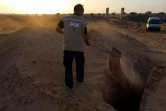 Chamseddine Marzoug creuse une tombe pour des migrants morts en mer, le 12 juillet 2017 à Zarzis en Tunisie