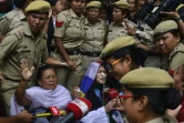 La militante indienne des Droits de l'Homme Irom Sharmila (C) s'adresse aux médias à Imphal le 9 août 2016