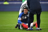 Le Français Kylian Mbappé blessé lors de la victoire 1-0 face à l'Uruguay en match amical au Stade de France le 20 novembre 2018