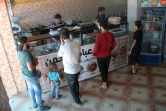 Des clients font la queue au restaurant "Les mets damascènes Ibad al-Rahmane", dans la ville rebelle d'Idleb, en Syrie, le 19 juillet 2017