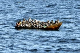 Des migrants africains tentent de quitter la Tunisie pour l'Italie à bord d'une barque, le 10 aout 2023