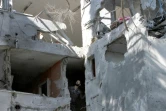 Un policier israélien inspecte un immeuble gravement endommagé la veille par un tir de roquette depuis la bande de Gaza voisine, le 13 novembre 2018