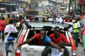 Des partisans du candidat à la présidentiel Alexander Cummings à bord d'un véhicule dans une rue de Monrovia, le 7 octobre 2017 au Liberia