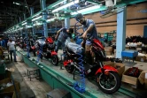 Une chaîne de montage de motos électriques de l'usine Minerva, le 26 avril 2022 à Santa Clara, à Cuba