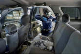 Une agente des douanes américaines cherche de la drogue dans un véhicule au poste-frontière californien de San Ysidro, le 2 octobre 2019