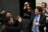 Le sénateur Miguel Uribe (d) réagit après que le Sénat a voté contre le référendum sur la réforme du travail promu par le président colombien Gustavo Petro, à Bogota, le 14 mai 2025