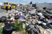 Les rues de Tunis sont envahies par les ordures, au quatrième jour de grève des employés de la mairie, le 11 avril 2011