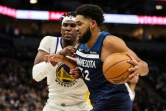 Karl-Anthony Towns, des Minnesota Timberwolves, face à Kevon Looney, des  Golden State Warriors, en NBA le 1er mars 2022 à Minneapolis