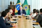 Le président brésilien Luiz Inacio Lula da Silva (au bout de la table) lors d'un entretien à plusieurs agences de presse internationales dont l'AFP, le 22 juillet 2024 au Palais de l'Aurore à Brasilia