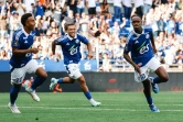 L'attaquant de Strasbourg Emmanuel Emegha (D) célèbre son but inscrit face à Rennes, lors de la 2e journée de Ligue 1, à Strasbourg, le 25 août 2024