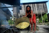 Une indiene Waiapi fait cuire du manioc pour la fabrication du caxiri, une boisson fermentée artisanale, le 13 octobre 2017 dans la réserve Waiapi, à Manilha, au Brésil