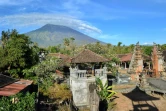 Vue depuis un temple hindou sur le mont Agung qui menace d'entrer en éruption à Bali le 26 septembre 2017