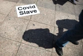Une affichette "esclave du Covid" à Columbus (Ohio, Etats-Unis), le 18 avril 2020 lors d'une manifestation contre le confinement