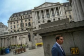 Un passant passe devant la Banque d'Angleterre dans un quartier déserté suite à la crise sanitaire, à Londres le 6 août 2020