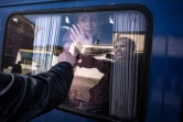 Une femme dit au revoir à son mari, avant d'être évacuée en bus, au lendemain d'un bombardement meurtrier de la gare de Kramatorsk, dans l'est de l'Ukraine, le 9 avril 2022
