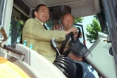 L'entraîneur de Lens Daniel Leclercq et son président Gervais Martel au volant d'une voiturette emmenant les joueurs fêter le titre de champion de France dans les rues de la ville, le 10 mai 1998 
