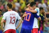 Le capitaine polonais Robert Lewandowski est consolé par James Rodriguez, vainqueur avec la Colombie de leur opposition à Kazan, le 24 juin 2018
