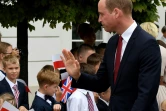 Le prince William salue des enfants lors d'une cérémonie au palais présidentiel à Varsovie, le 17 juillet 2017