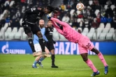 L'attaquant de la Juventus Turin Moise Kean ouvre le score à domicile face au gardien malien de Malmö, Ismaël Diawara, lors de la 6e journée du groupe H de la Ligue des Champions, le 8 décembre 2021