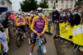 Le Néerlandais Mathieu van der Poel avec un maillot rendant hommage à son grand-père Raymond Poulidor, le 26 juin 2021 à Brest avant le départ du Tour de France
