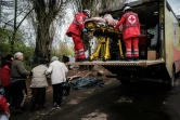 Des membres de la Croix-Rouge emmènent une femme de 92 ans, qui s'était réfugiée dans un bunker, dans une ambulance, à Severodonetsk, dans l'est de l'Ukraine, le 22 avril 2022 