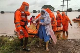 Les secouristes indiens viennent en aide aux habitants  bloqués par les inondations dans le village de Balinge, dans l'Etat du Maharashtra, au sud-ouest du pays, le 25 juillet 2021