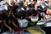 Des Palestiniens déplacés font la queue pour recevoir des rations alimentaires, offertes par une organisation caritative, dans le camp de réfugiés d'Al-Chati à Gaza, le 17 octobre 2024