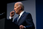Le président américain Joe Biden s'éclaircit la gorge lors d'un discours à Las Vegas, le 16 juillet 2024 au Nevada