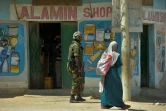 Un soldat de la force de l'Union africaine en patrouille dans une rue de Kismayo, en Somalie