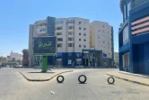 Des pneus ont été placés en travers d'une rue le 27 août 2022 à Tripoli, théâtre de combats entre groupes armés rivaux