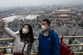 Deux personnes se prennent en photo en étant masqués, le 2 février 2020 à Pékin