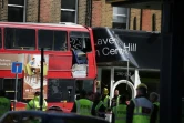 Des secouristes sur les lieux de l'accident où un bus s'est encastré dans la façade d'un cuisiniste à Londres, le 10 août 2017