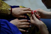 Une esthéticienne vernit les ongles d'une femme dans un salon de beauté de Kaboul, le 10 juin 2021