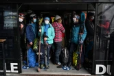 Des skieurs prennent le téléphérique de l'Aiguille du Midi, le 16 mai 2020 à Chamonix, lors du premier week-end post-confinement en France