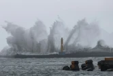 D'énormes vagues accompagnent à Yilan le typhon Haikui qui touche terre dans l'est de Taiwan, le 3 septembre 2023