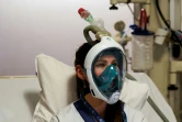Un masque de plongée en apnée Decathlon adapté avec des raccords de valves respiratoires imprimés en 3D, le 27 mars 2020 à l'hôpital Erasme de Bruxelles