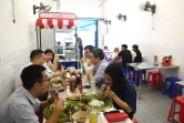 Des clients déjeunent au restaurant "Baba", le 7 septembre 2020 à Ho Chi Minh-Ville, au Vietnam