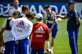 Le sélectionneur Stanislav Cherchesov (d) dirige une séance d'entraînement de l'équipe de russie, le 29 juin 2018 à Novogorsk