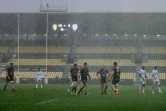 Les joueurs de La Rochelle et de Montpellier jouent sous une forte pluie, le 27 décembre 2020 à La Rochelle 