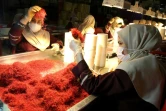 Des ouvrières trient des stigmates de safran dans une usine de production Novin Saffron, le 12 novembre 2018 dans la province de Khorasan, en Iran