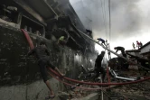 Des pompiers sur le site de l'explosion d'une usine à Tongi au nord de Dacca, au Bangladesh, le 10 septembre 2016
